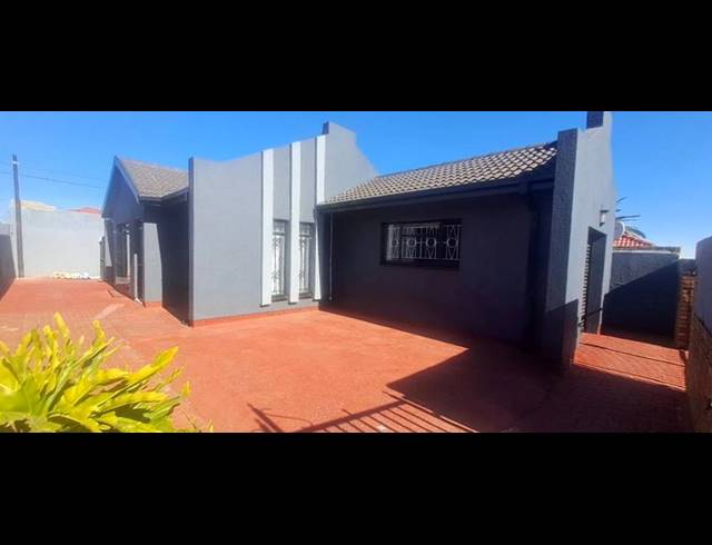 3 BEDROOM HOUSE FOR SALE IN PROTEA NORTH